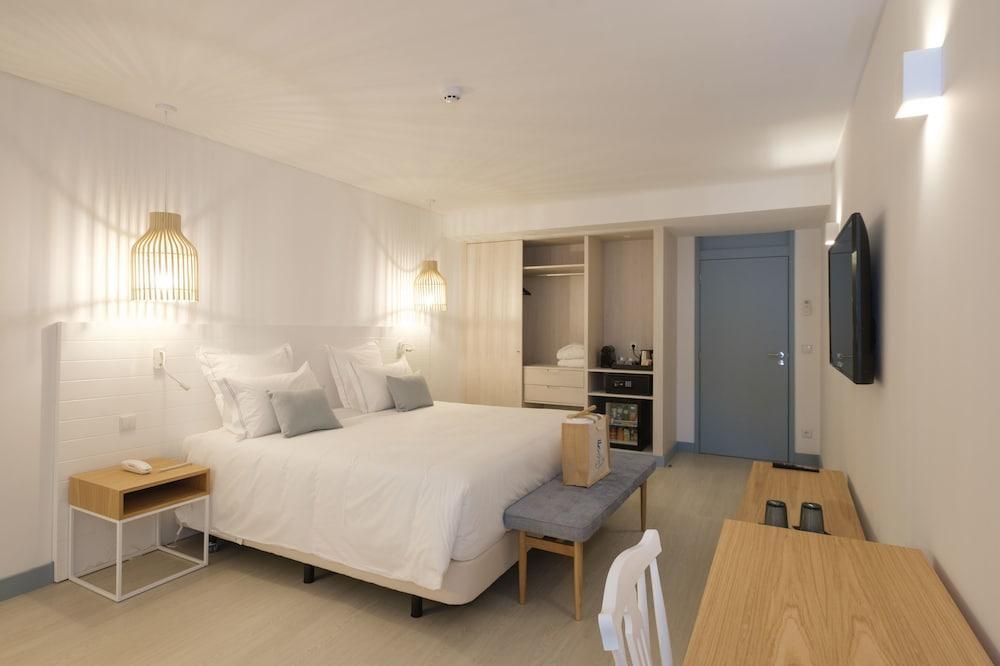 Malibu Foz Hotel - La Maison Younan Figueira da Foz Eksteriør billede A room at the hotel