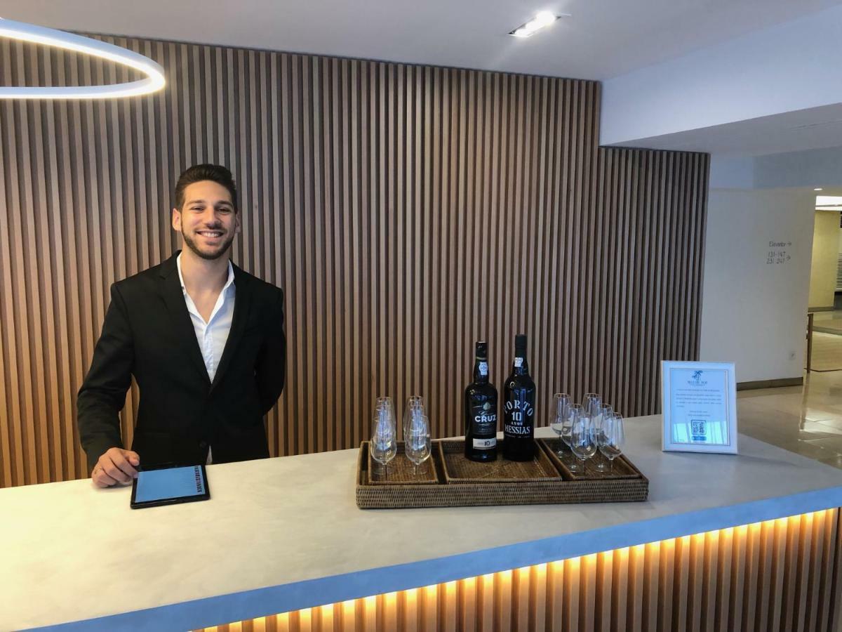 Malibu Foz Hotel - La Maison Younan Figueira da Foz Eksteriør billede A hotel concierge