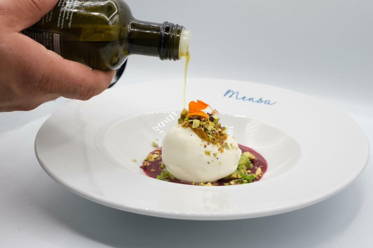 Malibu Foz Hotel - La Maison Younan Figueira da Foz Eksteriør billede Olive oil being drizzled over a salad
