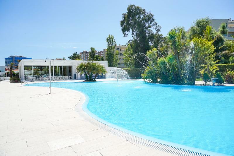 Malibu Foz Hotel - La Maison Younan Figueira da Foz Eksteriør billede The swimming pool at the hotel