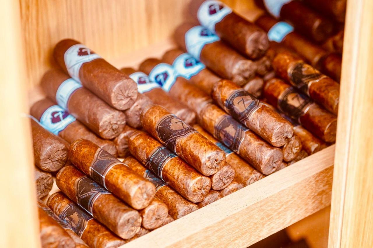 Malibu Foz Hotel - La Maison Younan Figueira da Foz Eksteriør billede Cigars in a humidor