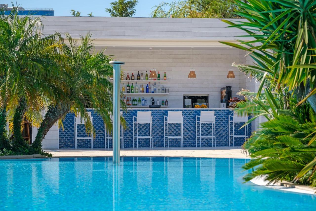 Malibu Foz Hotel - La Maison Younan Figueira da Foz Eksteriør billede The swimming pool at the hotel