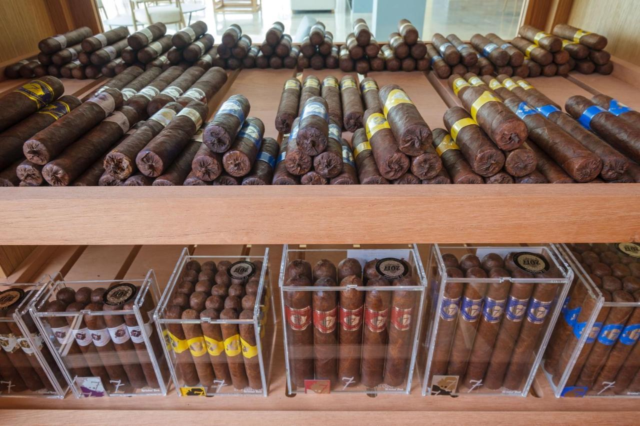 Malibu Foz Hotel - La Maison Younan Figueira da Foz Eksteriør billede Cigars in a shop